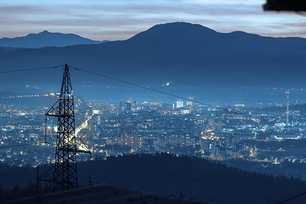 Как силовые кабели высокого, среднего и низкого напряжения обеспечивают надежное распределение электроэнергии?